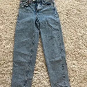 Jätte fina jeans från WEEKDAY. Endast använda 2 gånger då de tyvärr inte passar längre. Nypris 499kr men säljer för 199kr. 