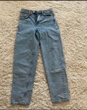WEEKDAY-jeans - Jätte fina jeans från WEEKDAY. Endast använda 1 gång så i nyskick. Nypris 499kr men säljer för 199kr. Skriv vid fler frågor eller bilder💕 Pris kan gå att diskutera💕