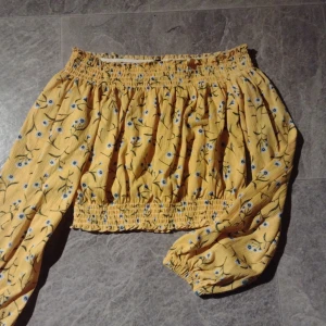 Tröja - Fint skick, passar inte min stil. Of shoulder tröja i strlk S, men passar även XS