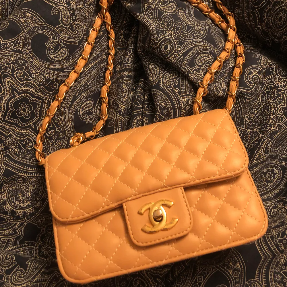 Hej säljer denna Chanel väskan för att den har inte kommit till så mycket användning för mig och fick den som gåva för 2år sen. Väskan har inga skador eller så, det är bara att skriva till mig om det är så att ni är intresserade av att köpa väskan😊. Asusteet.