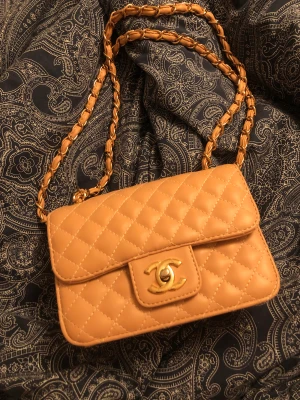 Chanel väska  - Hej säljer denna Chanel väskan för att den har inte kommit till så mycket användning för mig och  fick den som gåva för 2år sen. Väskan har inga skador eller så, det är bara att skriva till mig om det är så att ni är intresserade av att köpa väskan😊