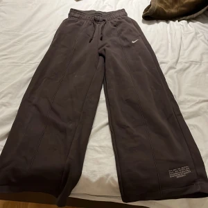 brown nike sweatpants  - fits a bit tight on the waist kontakta om du är intresserad!