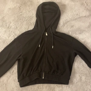 Luvtröja  - Svart luvtröja i stolek M knappt använt  väldigt skön.INGA skador eller fläckar (tvättas såklart innan den skickas)💗