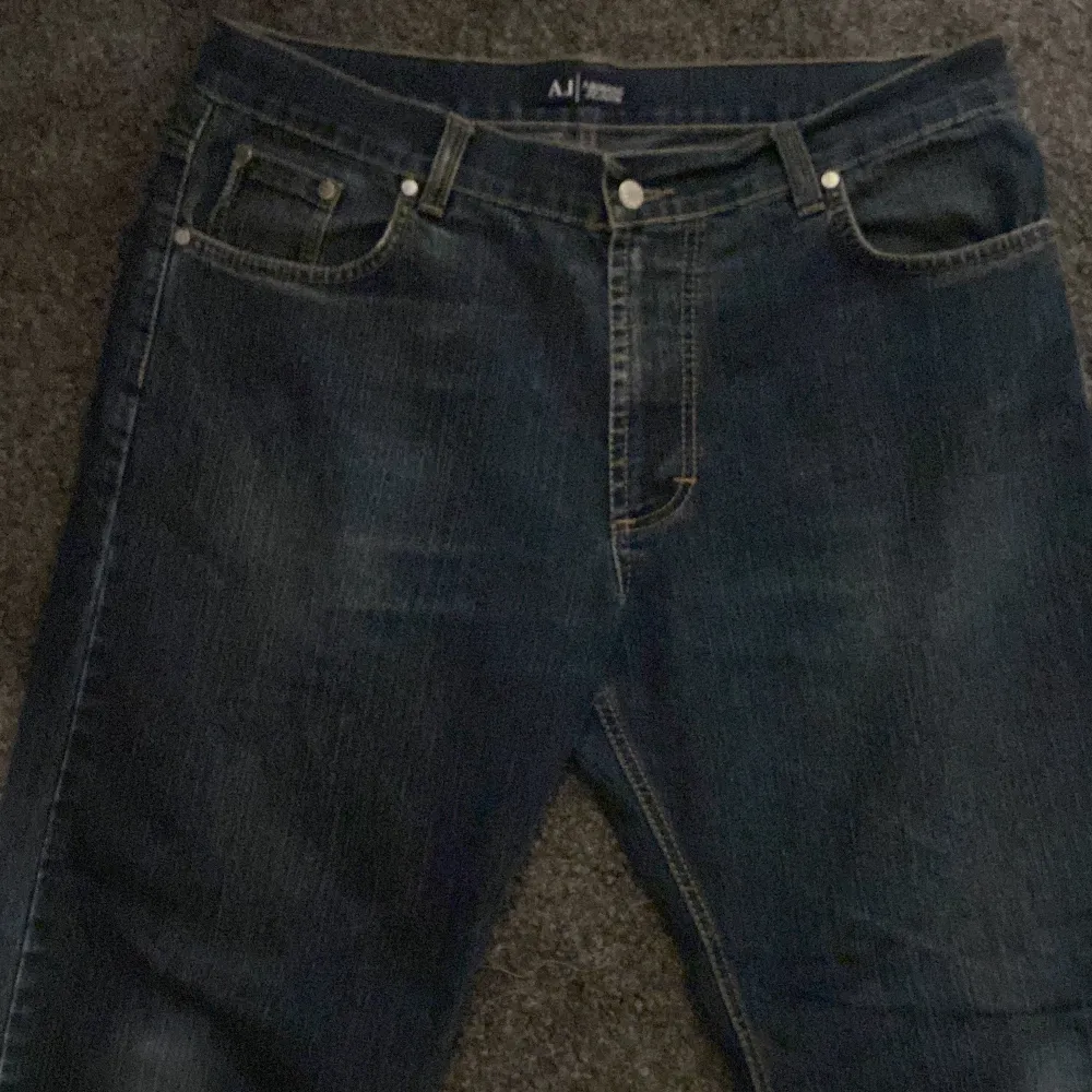 Thriftade armani jeans. Dom är ganska stora sitter typ som en 38 (herr) i midjan och 32 i längd. De har varit uppsydda så där finns en tvättlinje längst ner på benet. Jeans & Byxor.