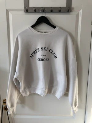 Vit sweatshirt med tryck  - Vit sweatshirt med tryck, bra skick. Använd ett par gånger och säljs då den inte kommer till användning!  Köparen står för frakten