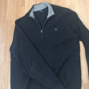 En långärmad tröja med dragkedja I märket Gant - Xl kan vara något oversized oandvänd köpt för ungefär nypris 2000 outlet