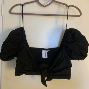 Topp - Söt topp från ASOS! Använd endast en gång. Passar bra för fest eller mysig middag osv🌟 säljer för 99kr + frakt❤️