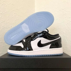 Nike Air Jordan 1 Low SE "Concord" - Storlek: 38, 38,5                    Skick: 10/10 DS              Pris: 1799kr            Instagram: Heatonfeet040 