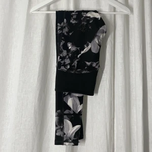 Träningstights  - Träningstights från hm med svartvitt blomm liknande mönster.  Tveka inte att höra av dig vid frågor💗