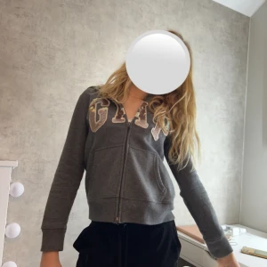 Gap hoodie - Grå gap hoodie i storlek s.  Bra material och inget täcken på användning. Använt tröjan ca två gånger på grund av ett den inte används längre. Köparen står för frakten 💗