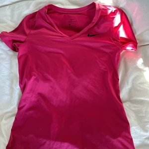 Träningströja - Fin Träningströja från Nike. Väldigt bra skick då den är lite stor på mig och därför inte kommit till användning. 