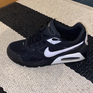 Nike air max - Säljer dessa Nike air max skorna. Knappt använda, skick 9/10. 