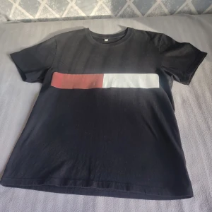 T-shirt  - Svart t-shirt med snyggt tryck i framsidan ❤️