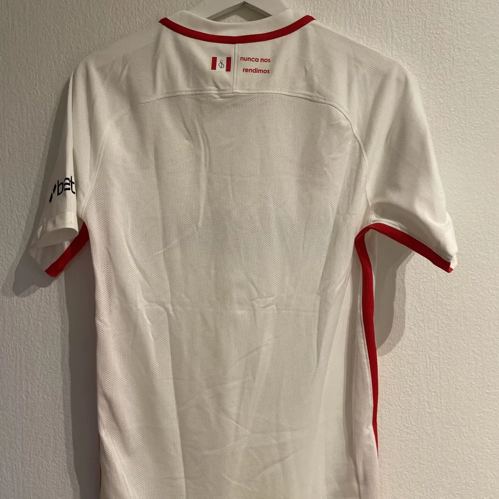 Sevilla FC tröja S. T-shirts.
