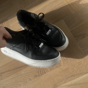 Nike airforce 1 sage low - Säljer nu mina Af1 sage low då de inte kommit till användning. Skorna är i nyskick och endast använda ett fåtal gånger. Är lite små i storleken pga den smala passformen. Har inga skador eller defekter, tveka inte för att fråga om fler bilder! Nypris: 1199