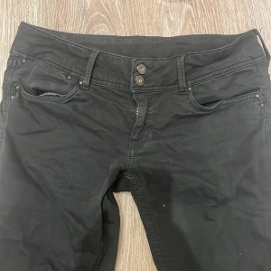 Pepe jeans  - Säljer dessa snygg lågmidjade bootcut jeans som var för stora på mig;( midjemått tvärsöver:40 innerbenslängd:78cm 