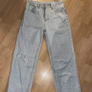 Högmidjade blåa jeans köpta på SHEIN, endast använda 1 gång. Storlek xs men mer som en S skulle jag säga.   Dom sitter bra men lite för långa i benen för mig som är 164 cm