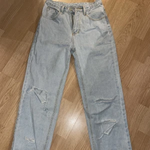 High waisted straight jeans - Högmidjade blåa jeans köpta på SHEIN, endast använda 1 gång. Storlek xs men mer som en S skulle jag säga.   Dom sitter bra men lite för långa i benen för mig som är 164 cm