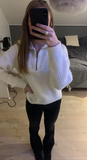 Stickad tröja m dragkedja - Superfin och mysig vit stickad tröja med dragkedja i halsen från urban outfitters! Köpt för något år sedan men nästan aldrig använd. lite oversized 