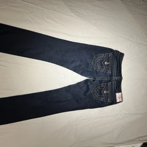 Vintage True Religion Jeans 26 - Äkta True Religion Jeans, från sent 80 till tidigt 90-tal ser och känns helt oanvända ut, coola detaljer, Stil BILLY Midja: 38cm Längd: 103cm