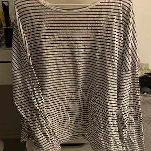 Långärmad randig tshirt  - Långärmad randig tshirt från Åhléns i oversized storlek L. Funkar bra på sommaren då de e varmt och den e luftig/tunn. 30kr+frakt