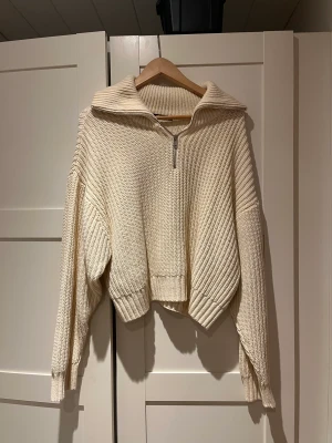 cremevit stickad från gina 🤍 - underbar half-zip från gina tricot som inte används längre. superfint skick! storlek xl men sitter perfekt på mig som vanligtvis har s i tröjor! 🤍 frakt tillkommer