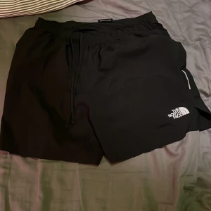 Northface träningshorts till ett bra pris!🤝😁🤝 - Säljer dessa tränings shorts till ett jättebra pris, nypriset var 400kr. Dem är i jättebra skick och är knappt använda!