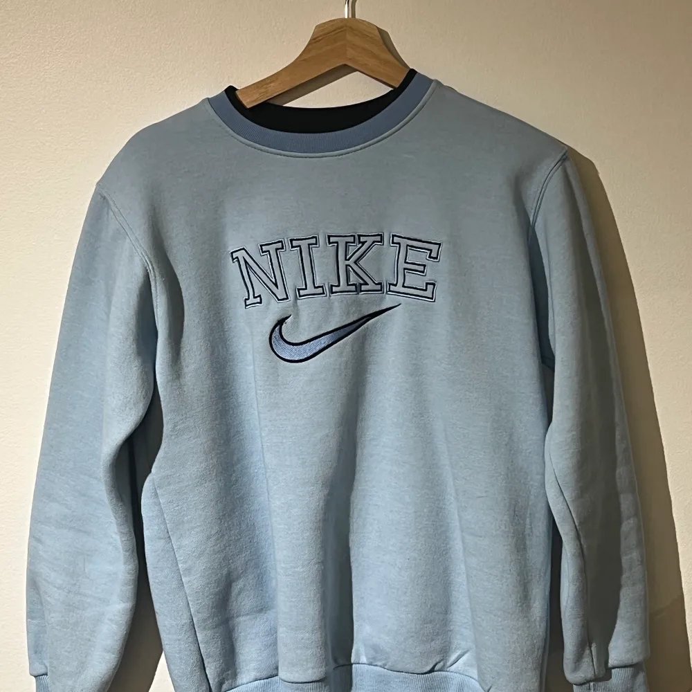 Skitsnygg vintage Nike Sweatshirt som jag köpte på payday vintage för ca 800kr och säljer för 400kr exklusive frakt. Säljer då jag växt ut den. Jättefint skick!!!. Hoodies.