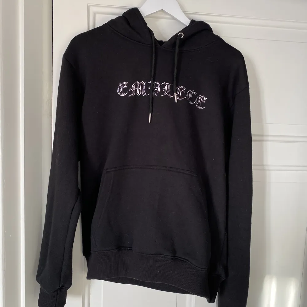 Svart hoodie med glittrande stenar från emplece. Nypris på tröjan är 899kr. . Hoodies.