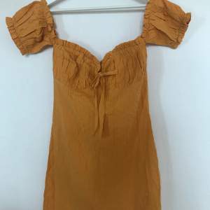 Senapsgul klänning från Asos i storlek 34🌟