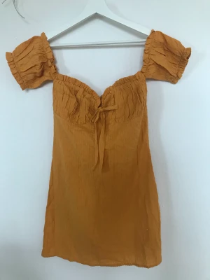 Senapsgul söt klänning - Senapsgul klänning från Asos i storlek 34🌟