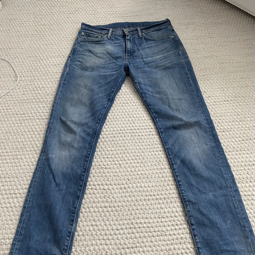 Superfina, raka, lågmidjade Levis jeans i modellen 511❣️Säljer då dom inte längre passar mig. Köparen står för 66kr frakt.. Jeans & Byxor.