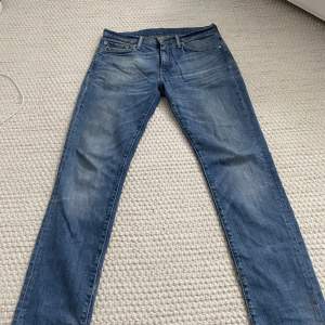 Superfina, raka, lågmidjade Levis jeans i modellen 511❣️Säljer då dom inte längre passar mig. Köparen står för 66kr frakt.