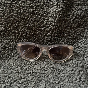 CHIMI solglasögon 06 Ecru - Säljer mina CHIMI 06:or i Ecru. Använda endast en gång och i perfekt skick. Kommer i originalförpackningen. Köpta för 1200 kr. 