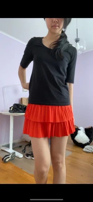 Röd volangkjol - Så fin röd volangkjol perfekt inför våren och sommaren. Sitter som en xs-s❤️