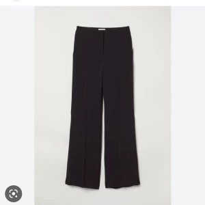 kostymbyxor ifrån hennnes colection - säljer dessa lite lågmidjade kostymbyxor ifrån hennes. De är helt nya! Och har INGA deffekter. Jag köpte de för typ 500 men säljer för 200🤩