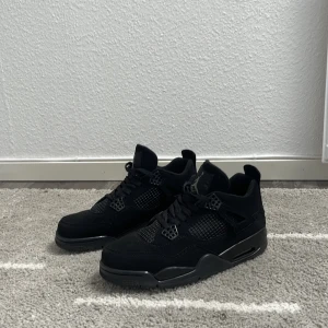 Jordan 4 black cat - Säljer just nu mina jordn 4, fick dom i present men dem passar inte mig. pris kan diskuteras vid snabb affär 