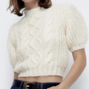 Stickad tröja zara - Jätte fin stickad tröja från zara, aldrig använd så är i jätte fint skick. Står att den är i storlek L men passar xs/s. Skriv privat för egna bilder och frågor❤️