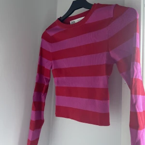 RANDIG ZARA TRÖJA - Säljer den superfina tröja från zara. Använts 1 gång och är i princip som ny!🎀🤍 köparen står för frakten 