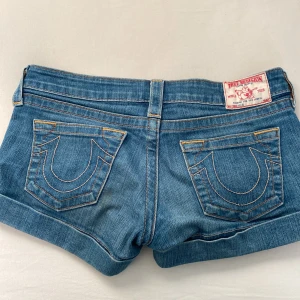 💓True Religion Shorts💓 - Ett par asballa true religon shorts, passar perfekt nu till sommaren!! Är knappt använda men köpta på Beyond Retro. Lite slitna som man ser mellan shortsbenen på bilden i mitten. Säljer då de är för stora!💓Korta i längden. - Midjemått rakt över: 38 cm.