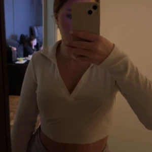 topp - En fin vit croptop från zara 💗 Storlek M men är ganska liten i storleken, passar S 