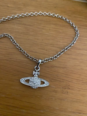 Vivienne halsband silver - Helt nytt. Ganska liten storlek