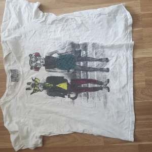 T-shirt - T-shirt med tryck. Strl 48/50. Endast provad.