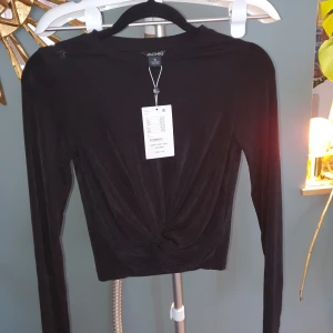 Ny top - Ny top från monki med lappar kvar. Dekorativ knut nedtill