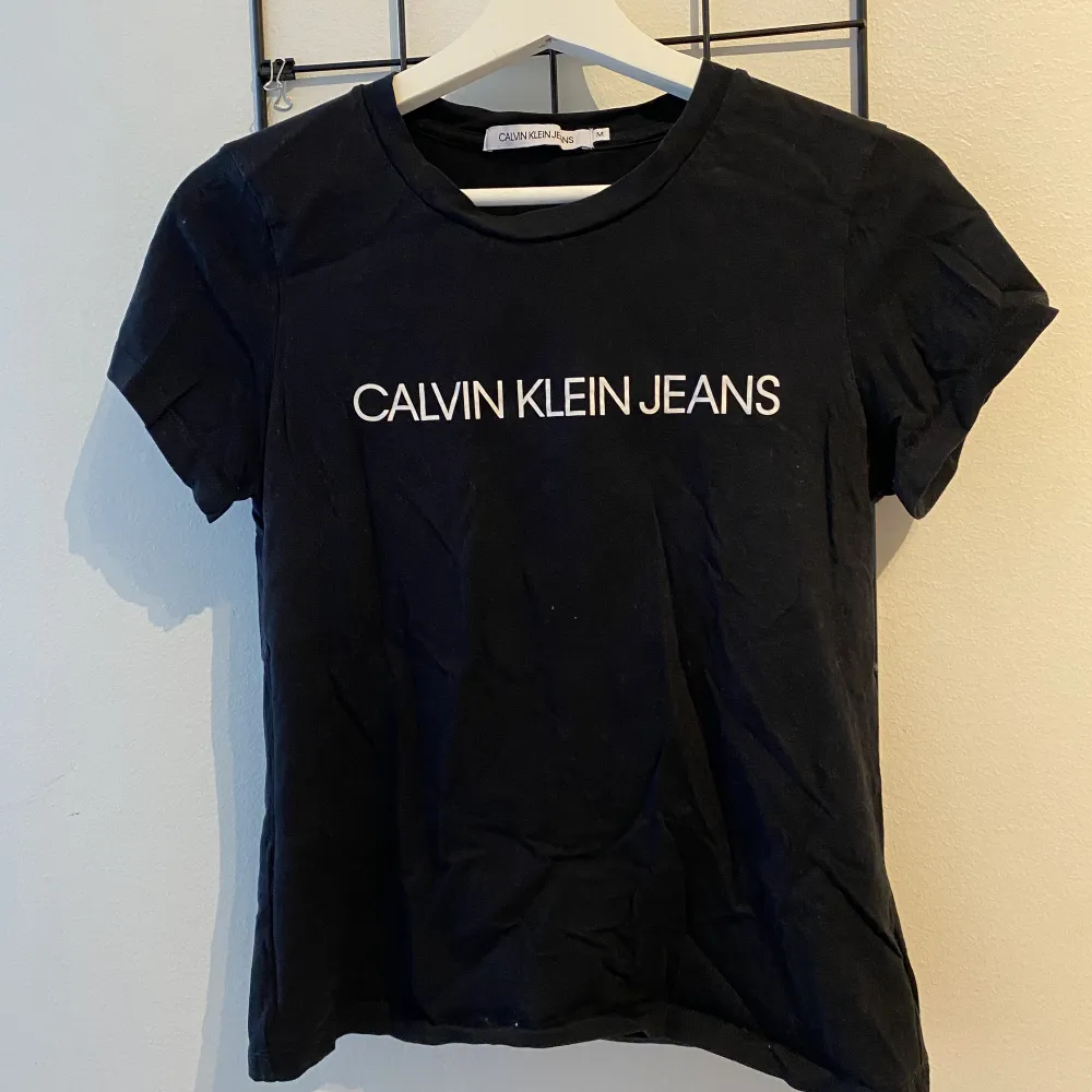 Från Calvin Klein Sparsamt använd  Inte längre min stil. T-shirts.