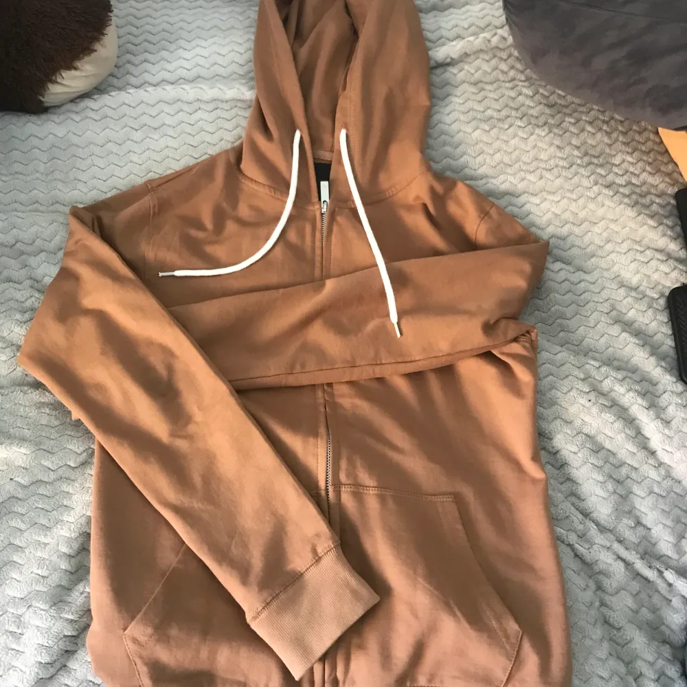 Fräsch brun zip hoodie som använts Max 2 ggr då det inte riktigt min stil! Inge fel på den! Pris kan diskuteras!❤️ . Hoodies.