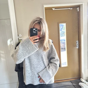 Edited grå stickad tröja strl. 34 - Jättefin stickad tröja från Edited, använd två gånger så i nyskick. Säljer då den inte kommer till användning så mycket men som sagt väldigt fin. Strl. 34. Köpte från About you för 939 kr säljer för 699