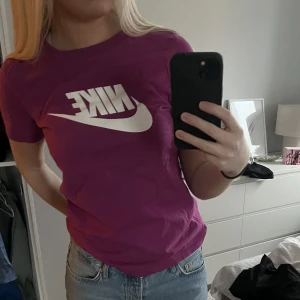 T-shirt  - T-shirt från Nike. Storlek s men funkar även som xs 