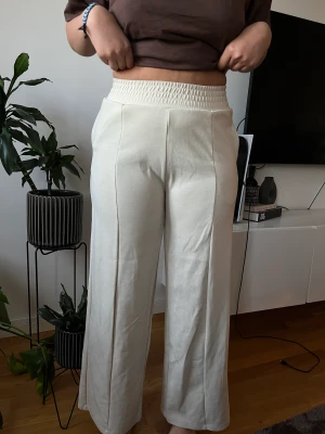 Beige byxa från gina tricot storlek M - Helt ny beige byxa från gina storlek M , tappat prislappen