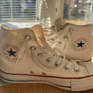💓Vita Converse💓 - Jättefina vita Converse som ser som nya ut! Endast använda ett fåtal gånger och skosnörena ser sprillans nya ut.💓Säljer då de ej är riktigt min stil.